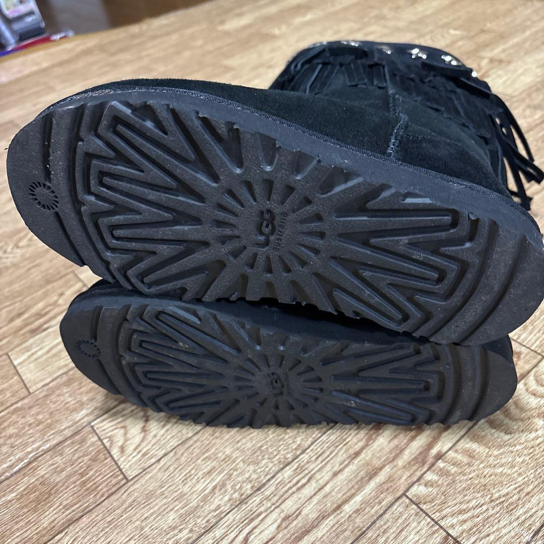 ジミーチュウUGGフリンジ付きブラックムートンブーツ