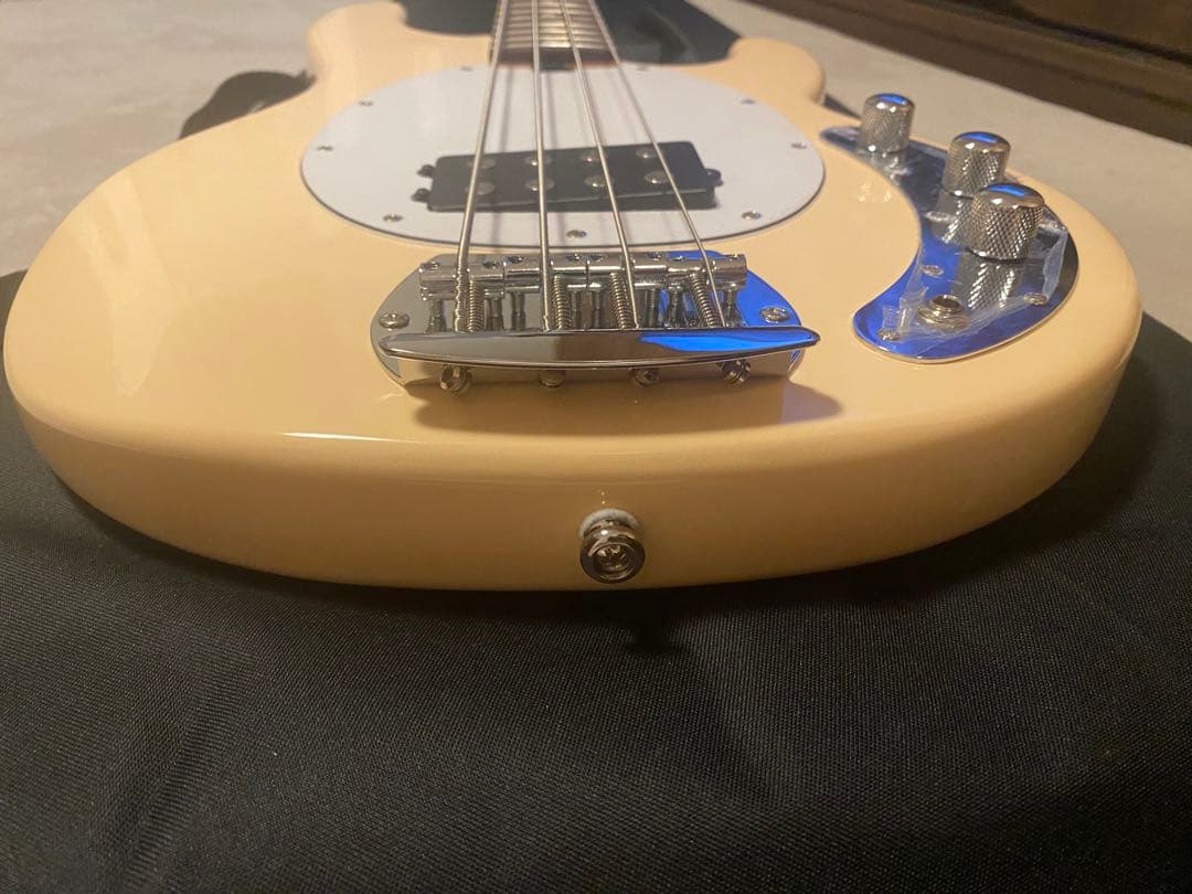 ベース Sterling by MUSIC MAN Ray4 Vintage Cream