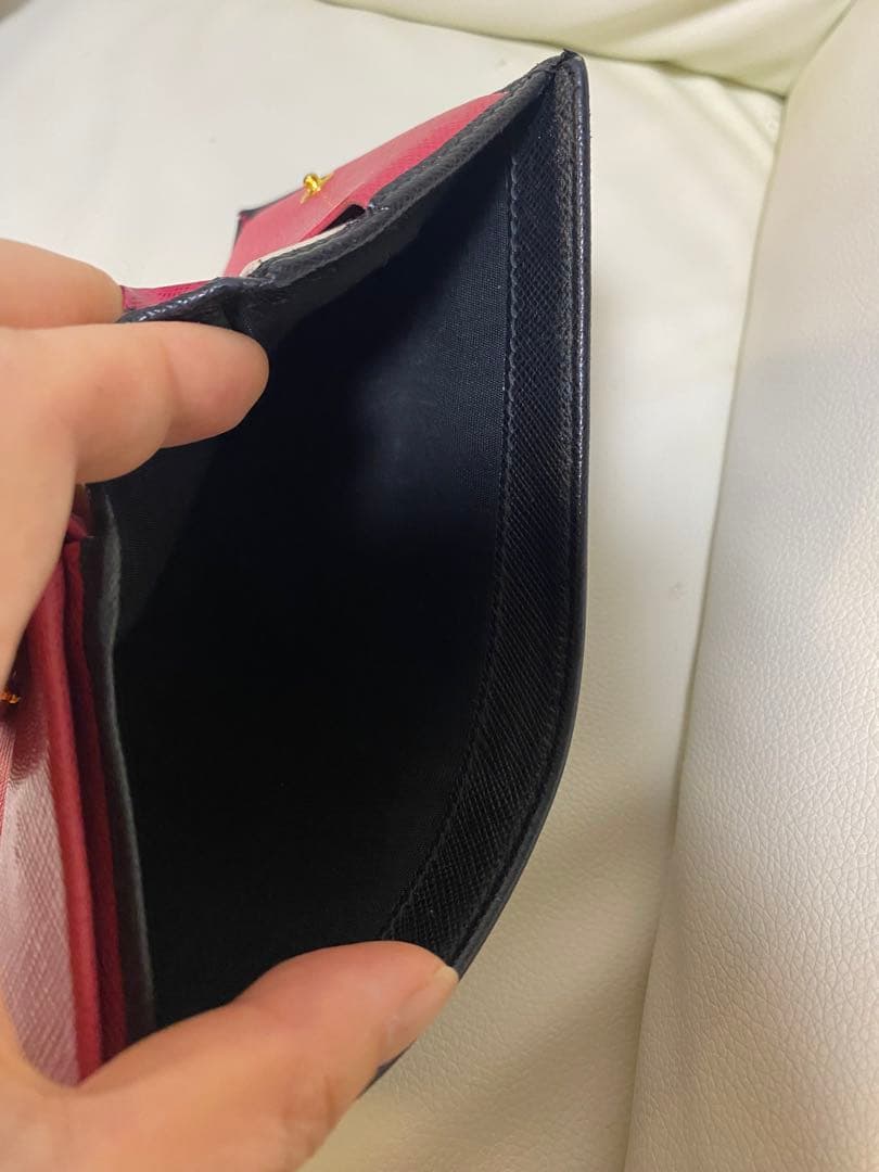 プラダ　二つ折り財布