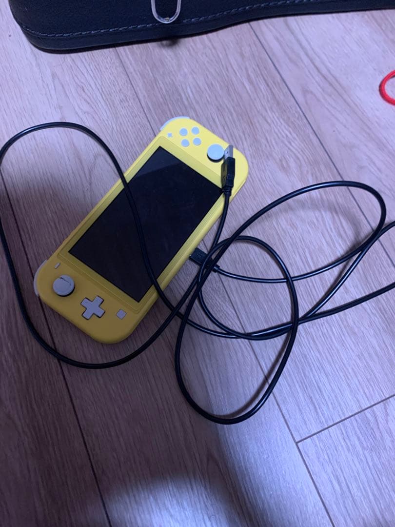 NintendoSwitch Lite イエロー 本体 充電ケーブル付きソフト有