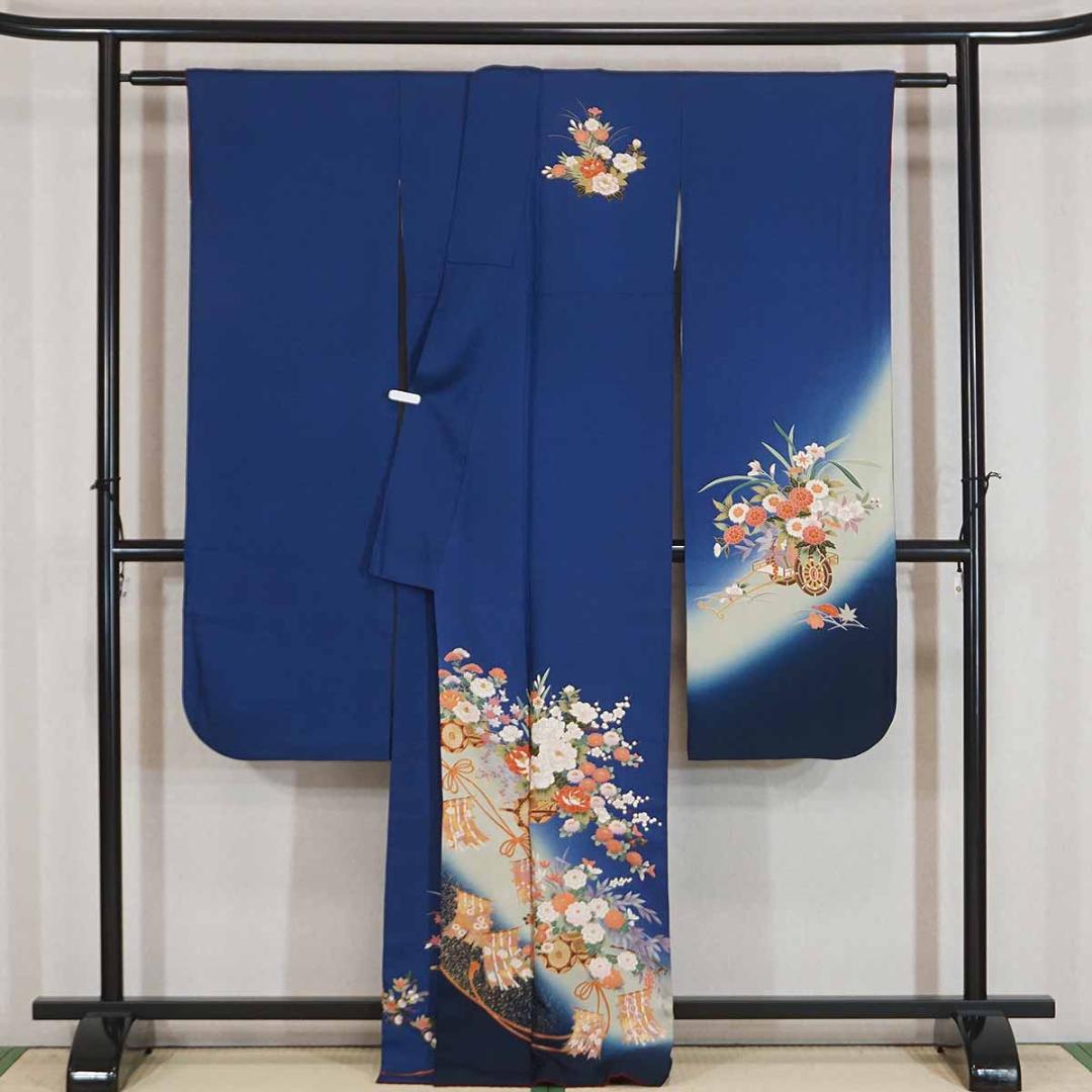 165cm　Lサイズ　人気の濃青　金彩づかいの花車　正絹振袖　a205