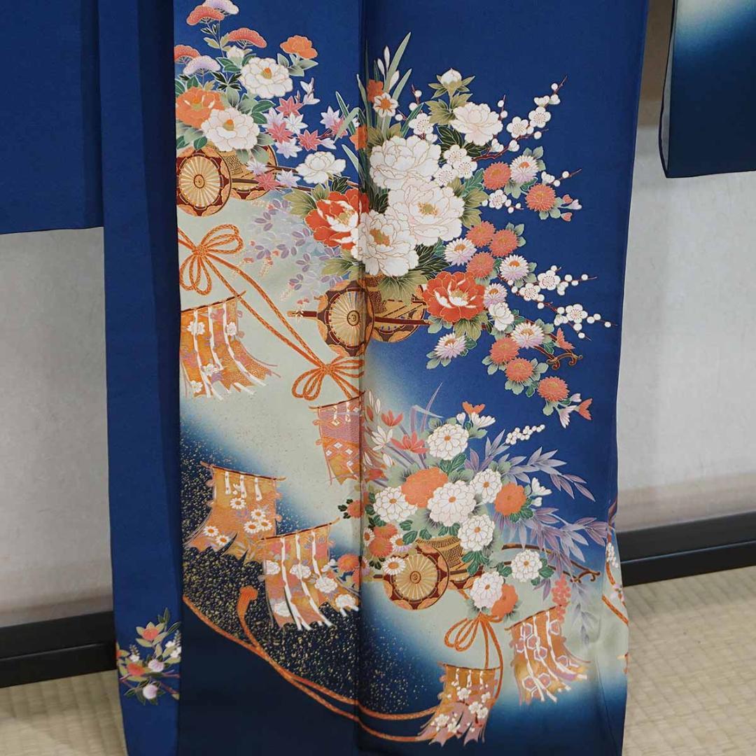 165cm　Lサイズ　人気の濃青　金彩づかいの花車　正絹振袖　a205