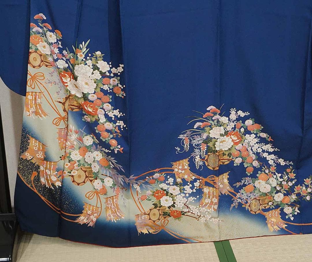 165cm　Lサイズ　人気の濃青　金彩づかいの花車　正絹振袖　a205