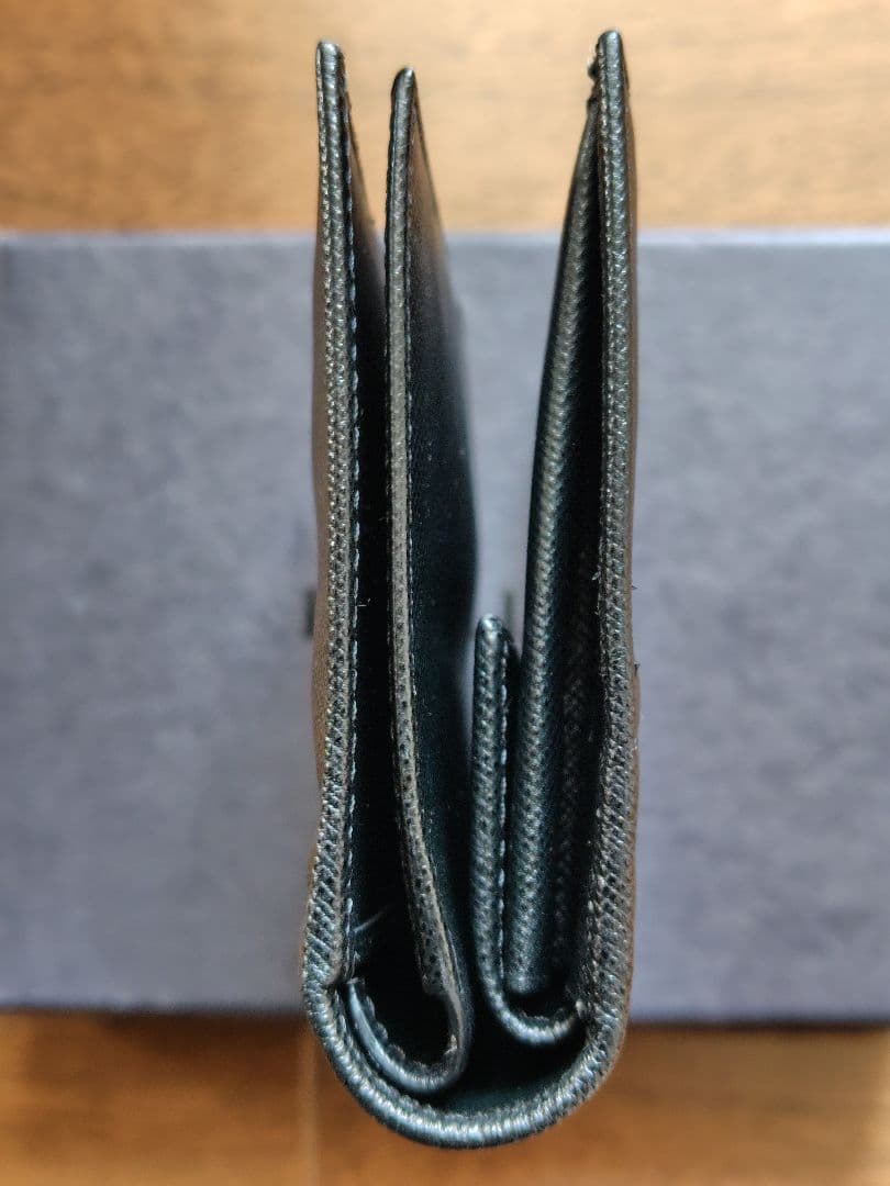 プラダ　革財布 M668