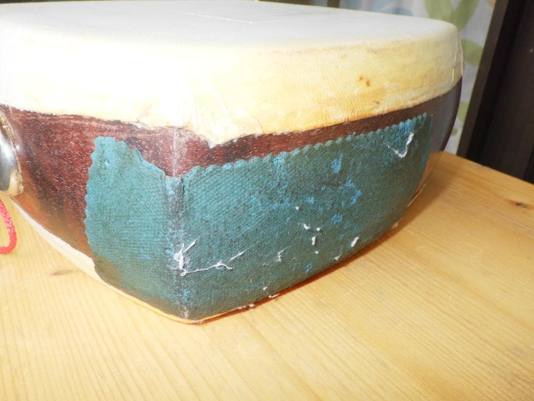 津軽三味線太棹年代物骨董品.金細皮破れなし.ハードケース付