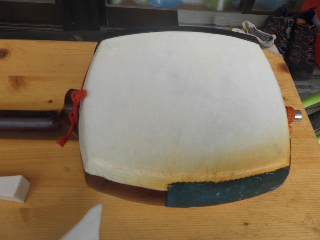 津軽三味線太棹年代物骨董品.金細皮破れなし.ハードケース付