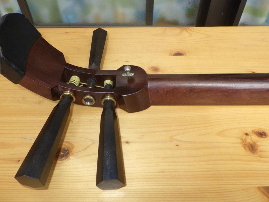 津軽三味線太棹年代物骨董品.金細皮破れなし.ハードケース付