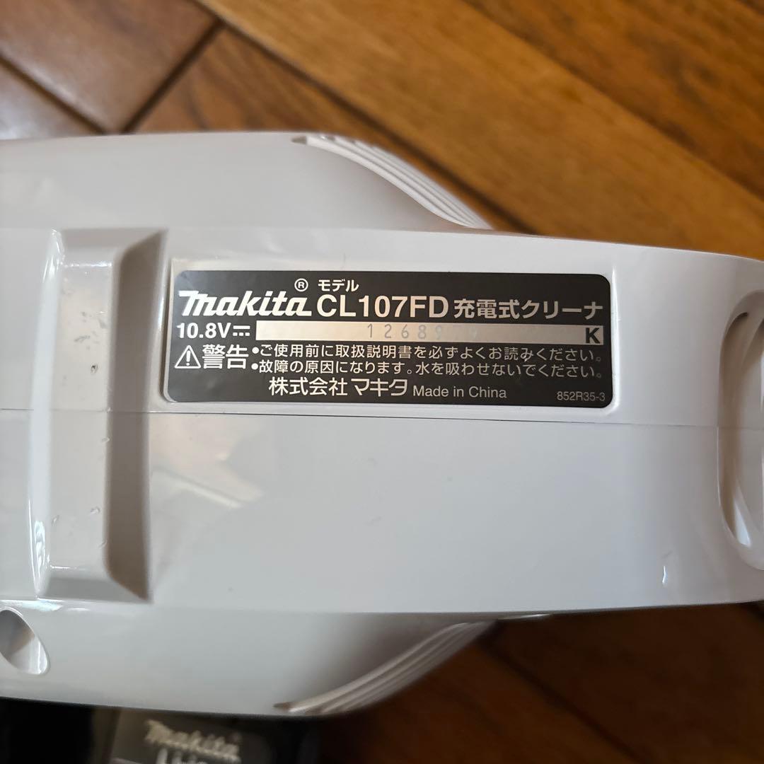 m*様 【美品】マキタ コードレス掃除機CL107 10.8Vバッテリ充電器付