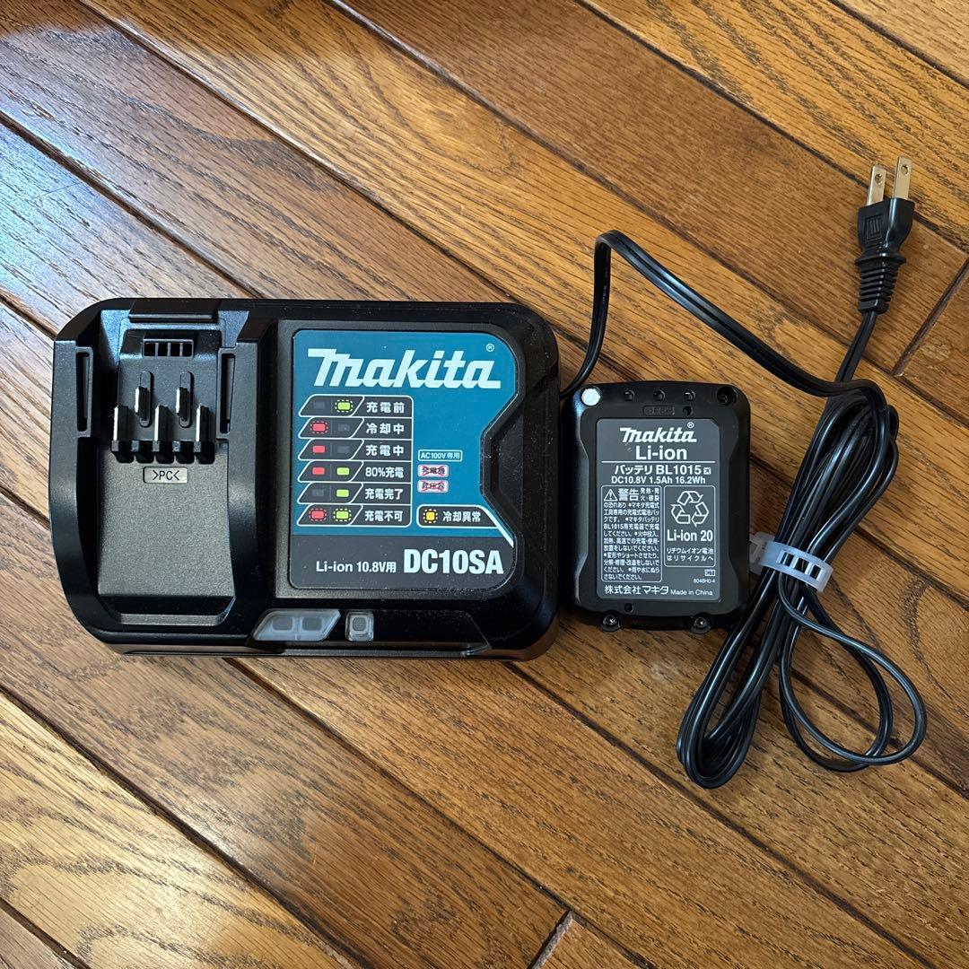 m*様 【美品】マキタ コードレス掃除機CL107 10.8Vバッテリ充電器付