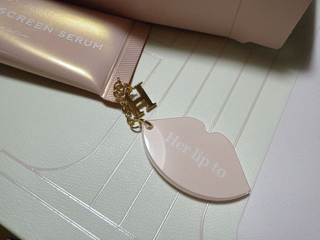 herlipto GLOW SUNSCREEN SERUM(ピンクチャーム付き)