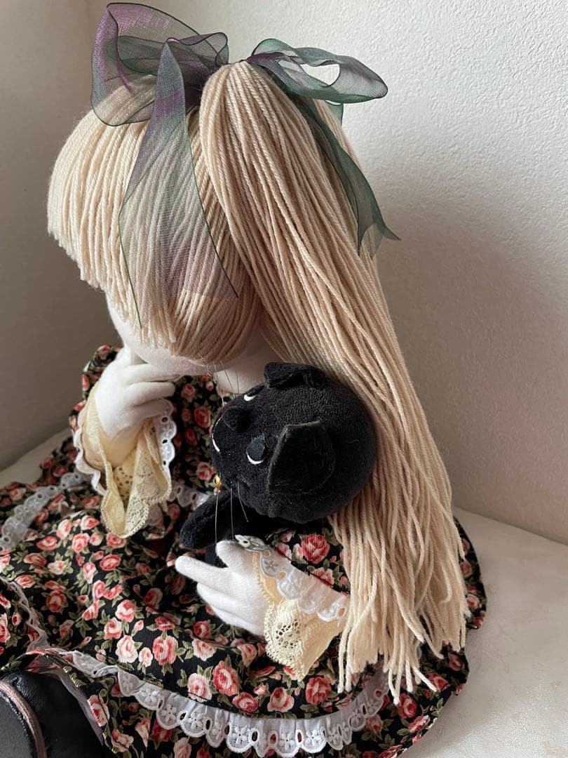 米山京子風　黒猫を抱いた女の子のお人形　大きめのお人形　ハンドメイド　花柄ドレス