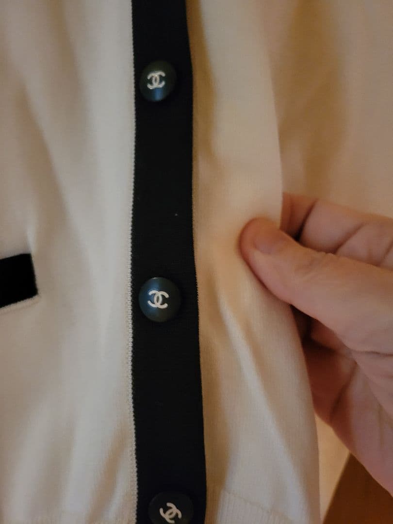 CHANEL BOUTIQUE Vネックカーディガン