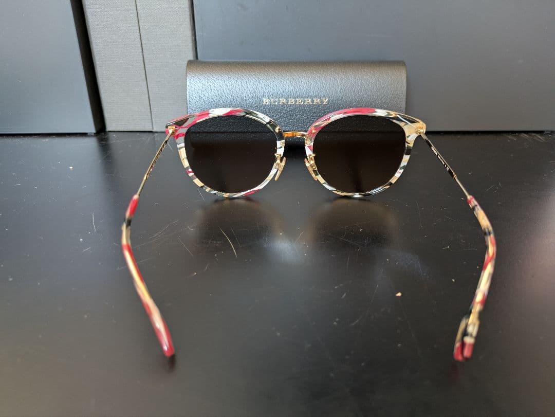 Burberry バーバリー キャットアイサングラス