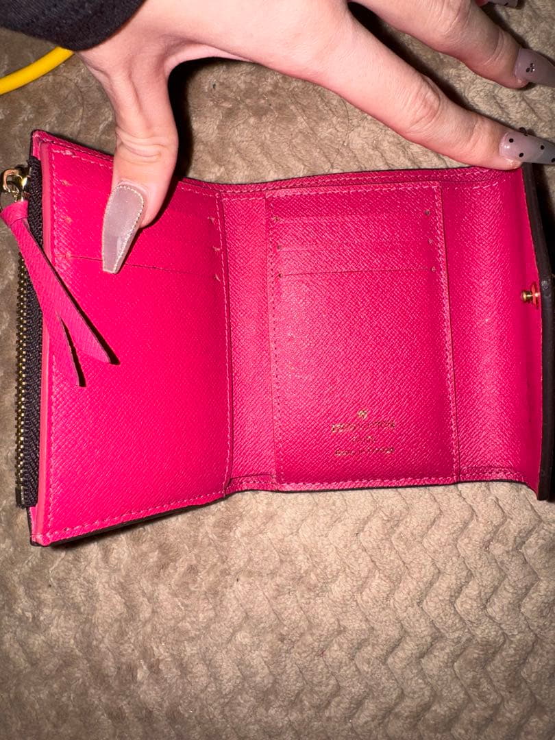 lv三つ折り財布