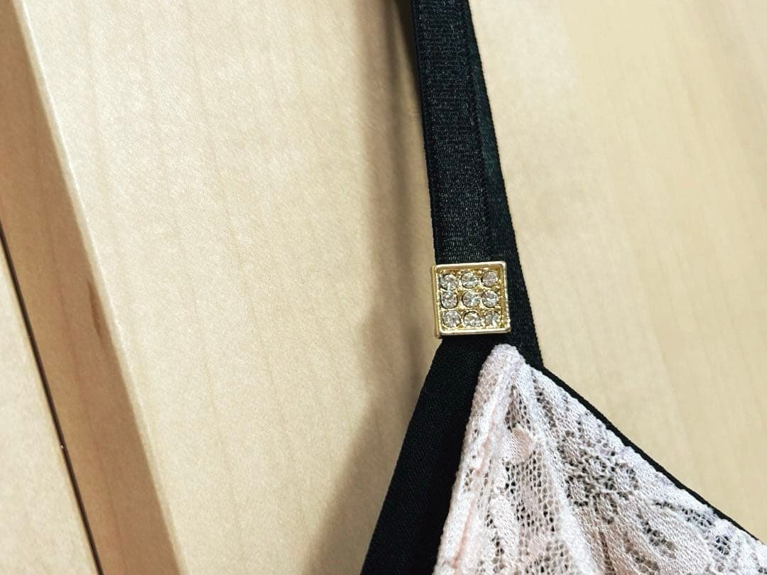 GOLDS♡ビジューバックル付き♡ラッフルフリルレース♡キャミトップス♡黒ピンク
