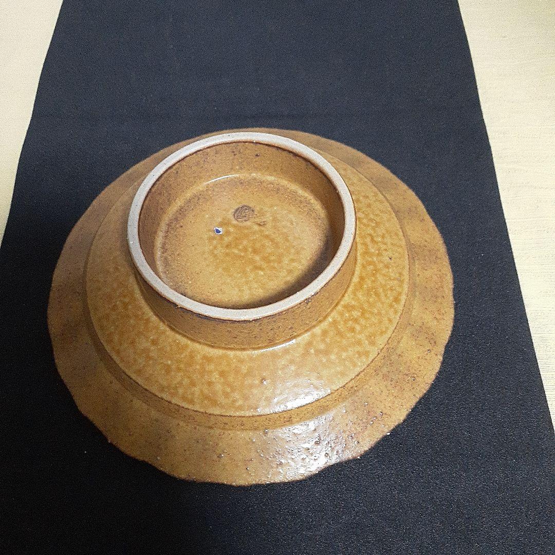 陶印いり茶色の波状縁取り陶器高台