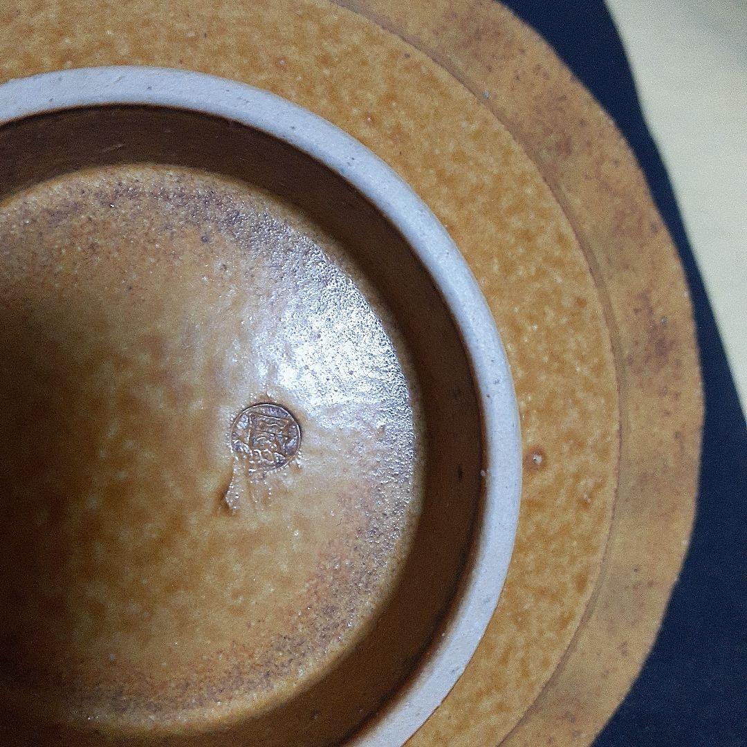 陶印いり茶色の波状縁取り陶器高台
