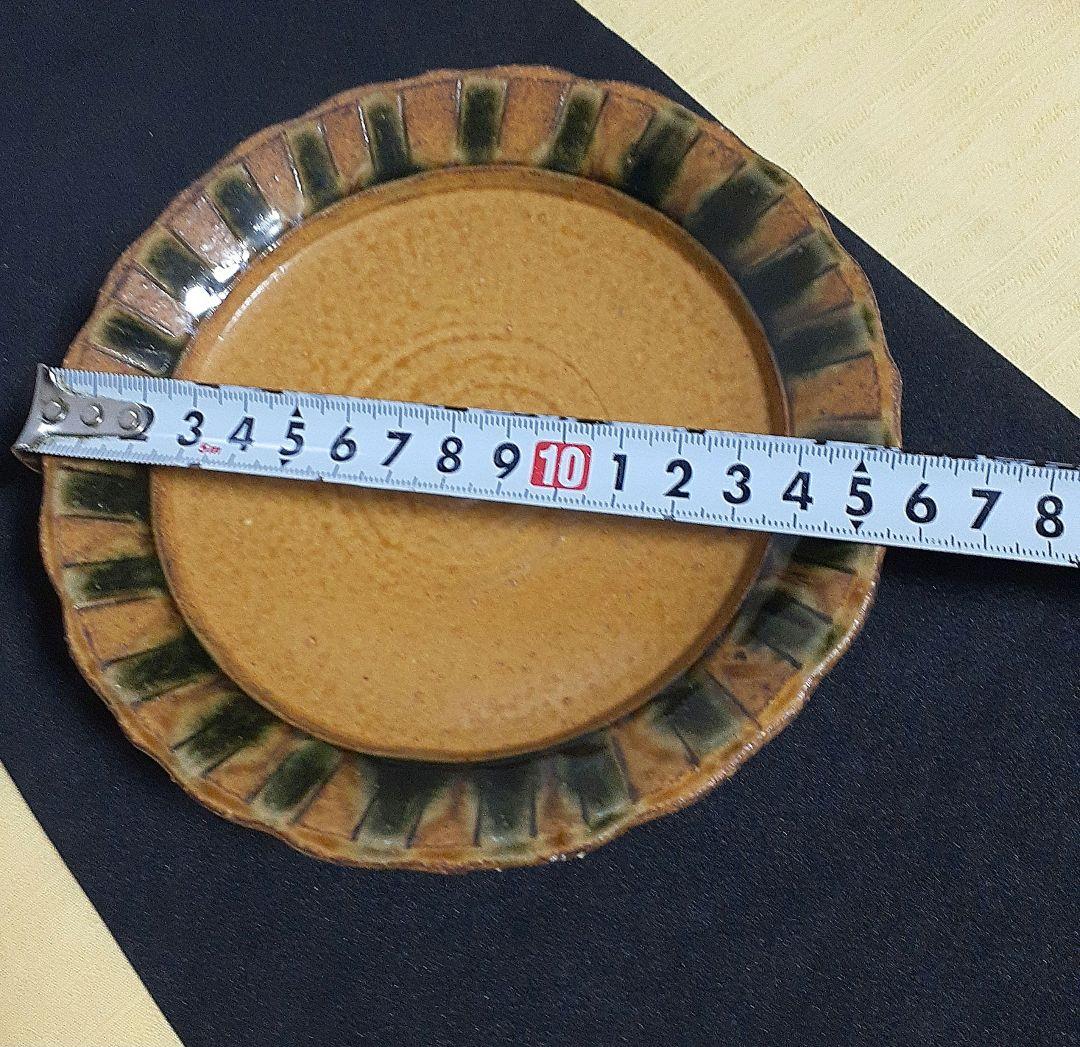 陶印いり茶色の波状縁取り陶器高台