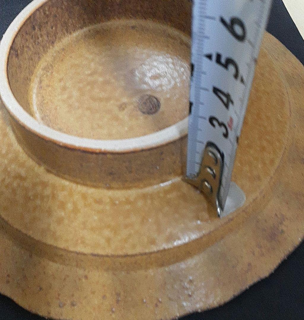 陶印いり茶色の波状縁取り陶器高台