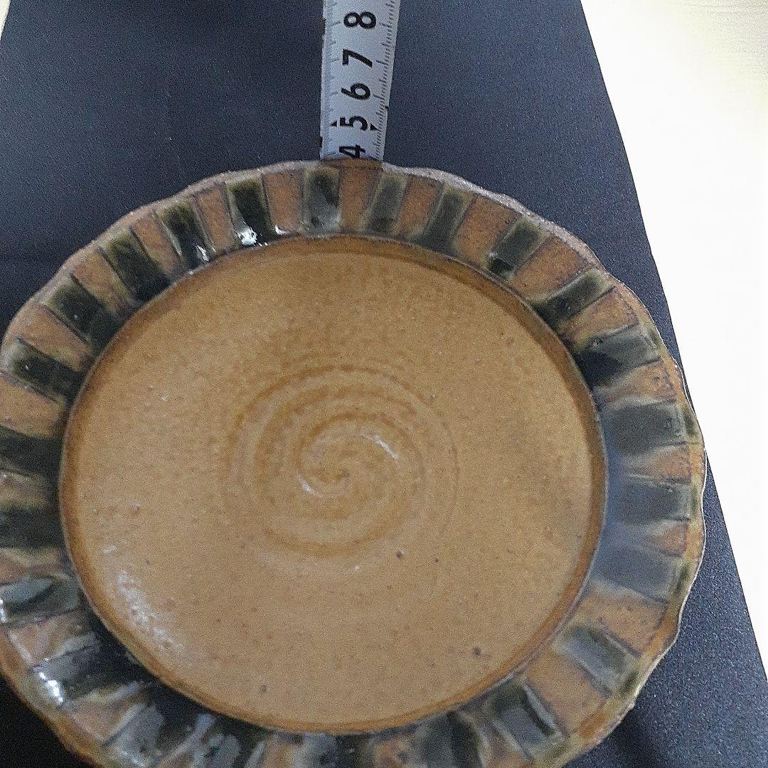 陶印いり茶色の波状縁取り陶器高台
