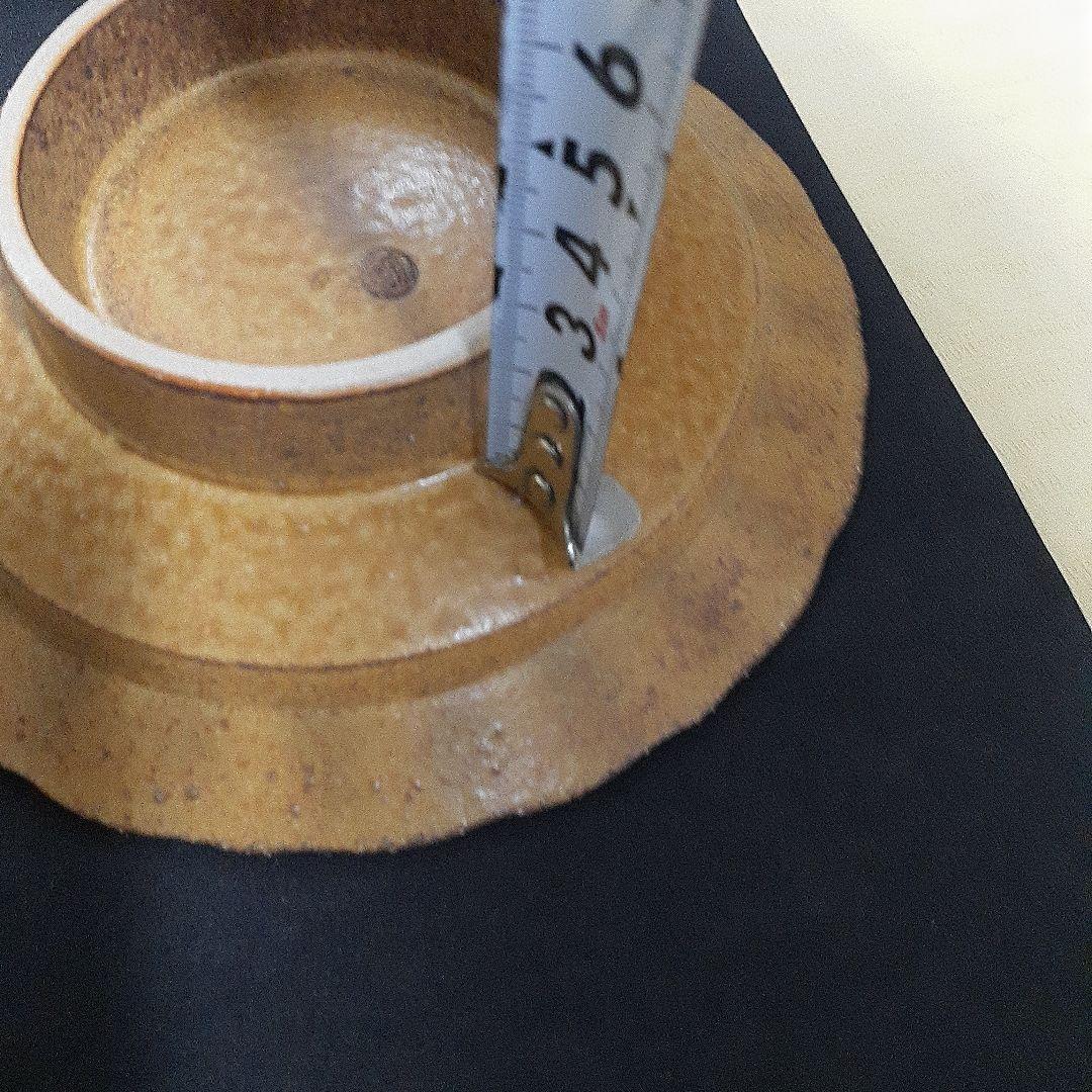 陶印いり茶色の波状縁取り陶器高台