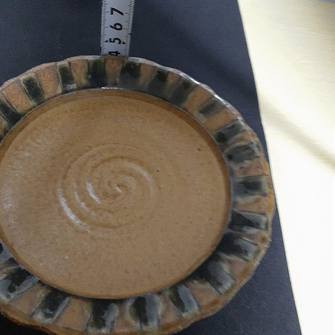 陶印いり茶色の波状縁取り陶器高台