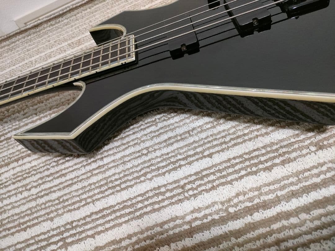 B.C. Rich Warlock NJ Deluxeベース使用感ありEMG搭載