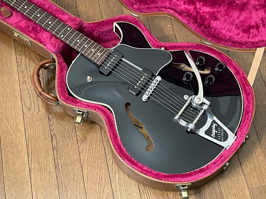 2001年製 Gibson ES-135 ブラック ビグスビー搭載