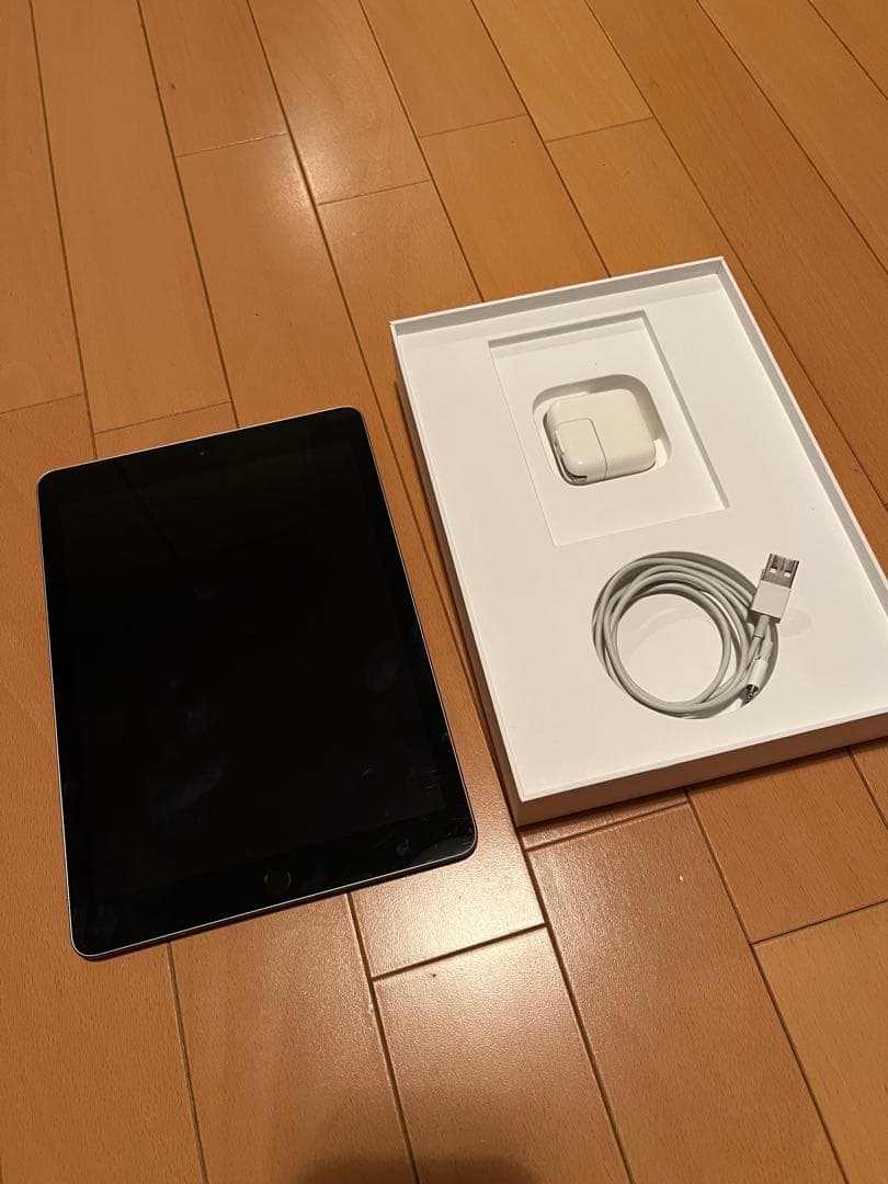 Apple iPad 第6世代128GB Wi-Fiモデル シルバー 付属品あり