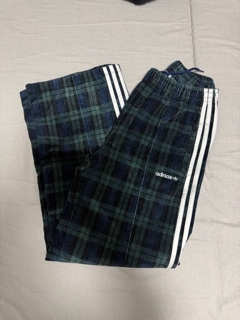 adidas コーデュロイ タータン ワイドレッグパンツ