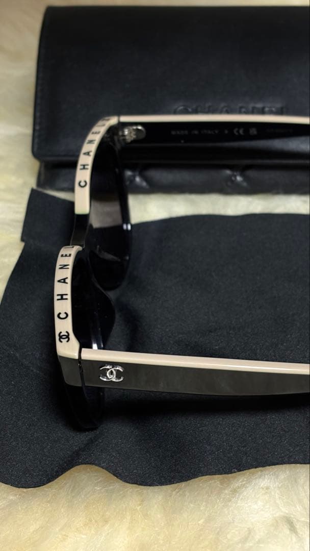 CHANEL バタフライ シェイプ アイウェアサングラス ブラック & ベージュ
