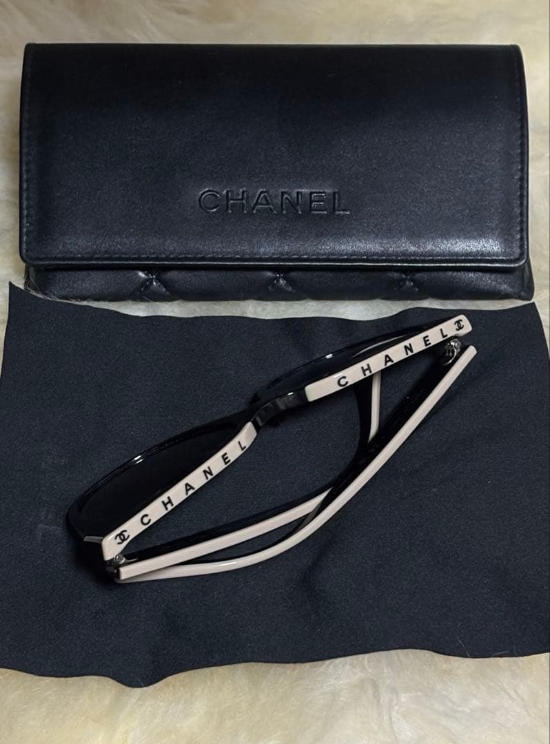 CHANEL バタフライ シェイプ アイウェアサングラス ブラック & ベージュ