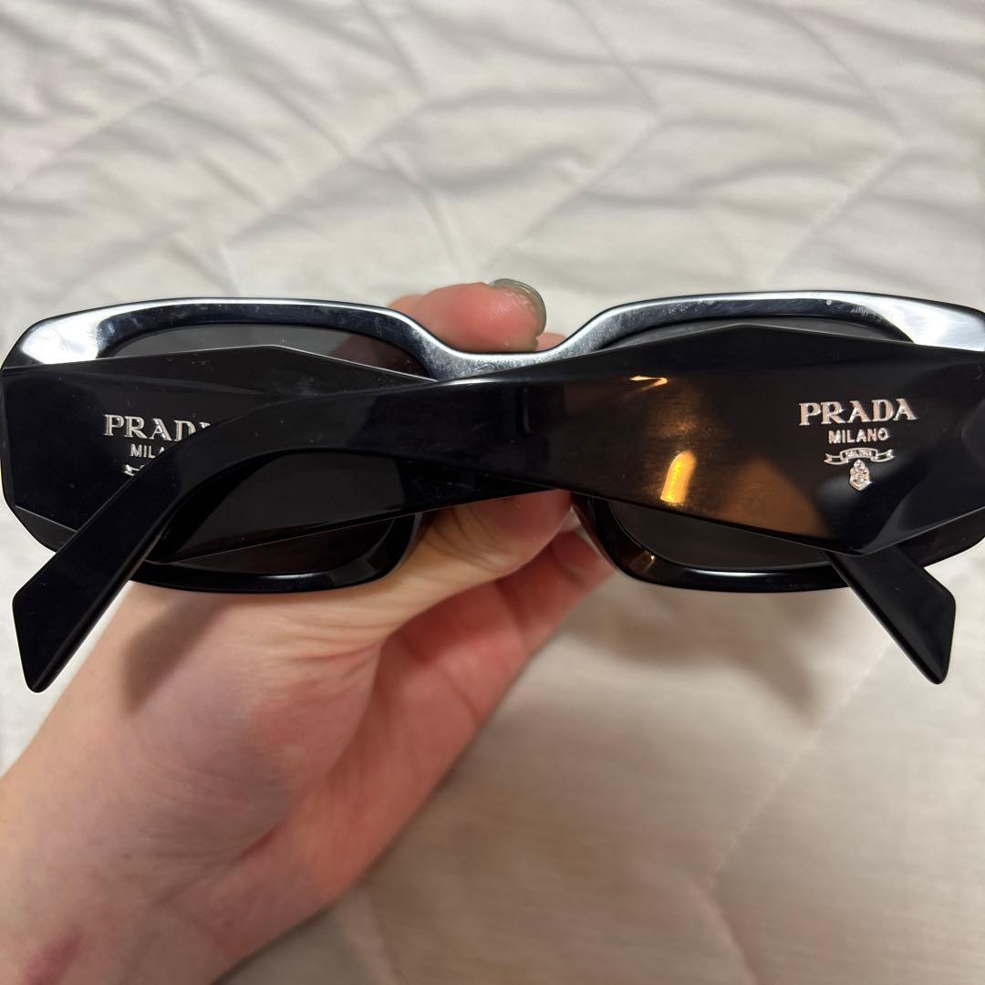 【PRADA】スクエアサングラス シンボル ミラノ ケース付 SPR17W 黒