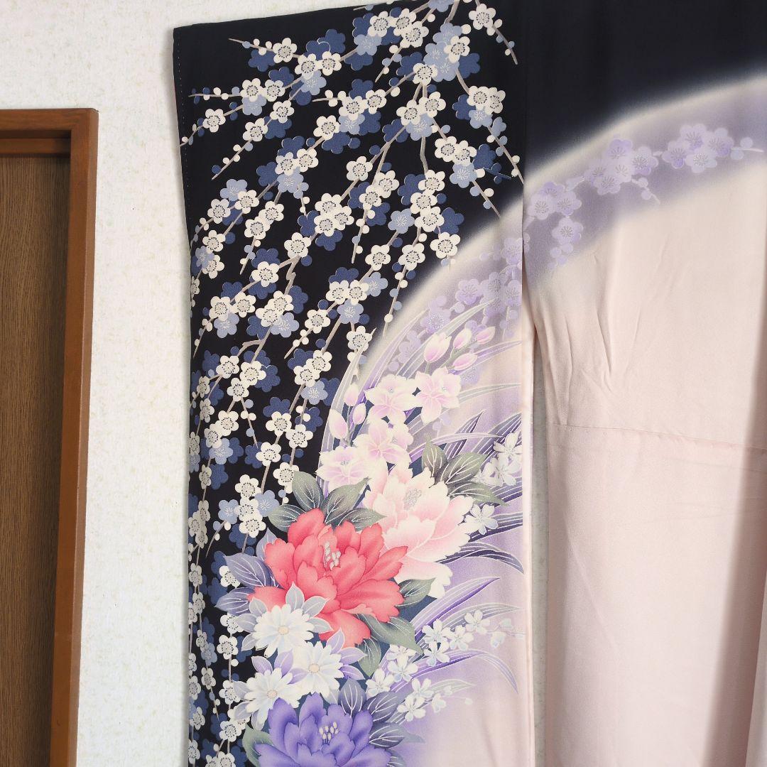 ベージュ、黒地に梅 菊 ボタン 水仙 小花　振袖　着物