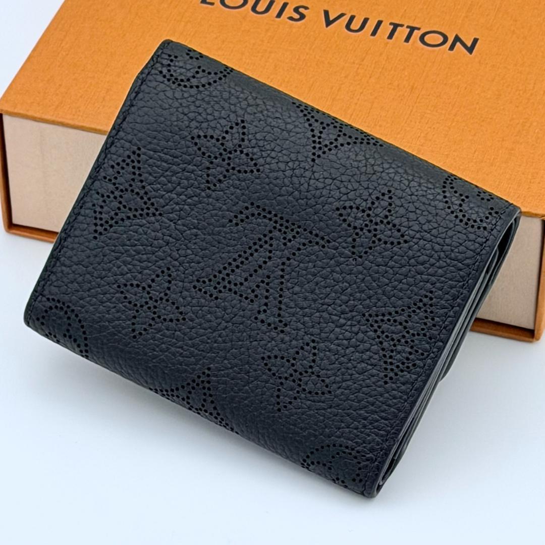 ルイヴィトン マヒナ ポルトフォイユ イリス XS 三つ折り財布 ブラック