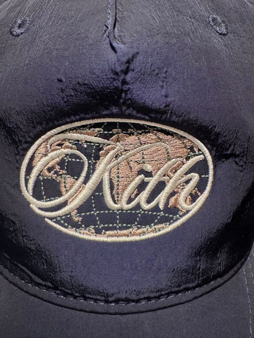 Kith 黒 キャップ 光沢 ロゴ付き