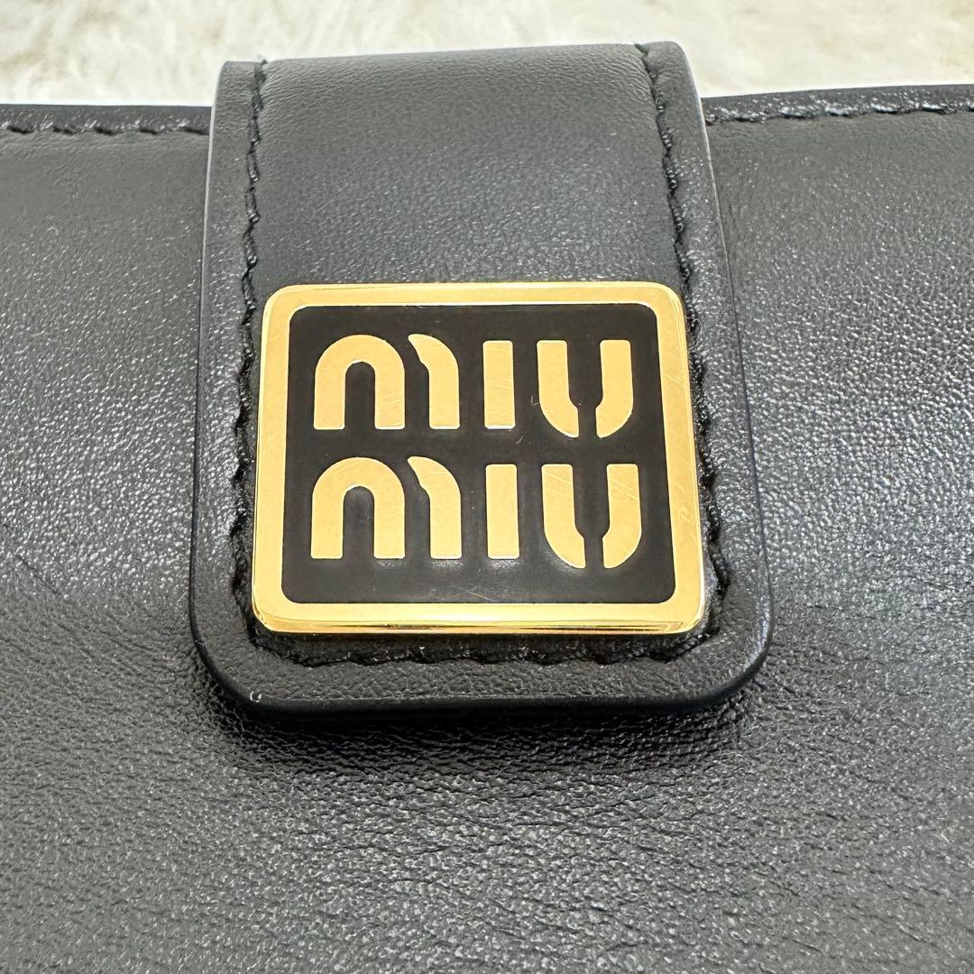 美品✨MIU MIUミュウミュウ 二つ折り財布 黒 金 ロゴ 近年モデル レザー