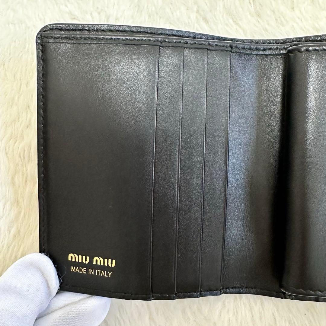 美品✨MIU MIUミュウミュウ 二つ折り財布 黒 金 ロゴ 近年モデル レザー