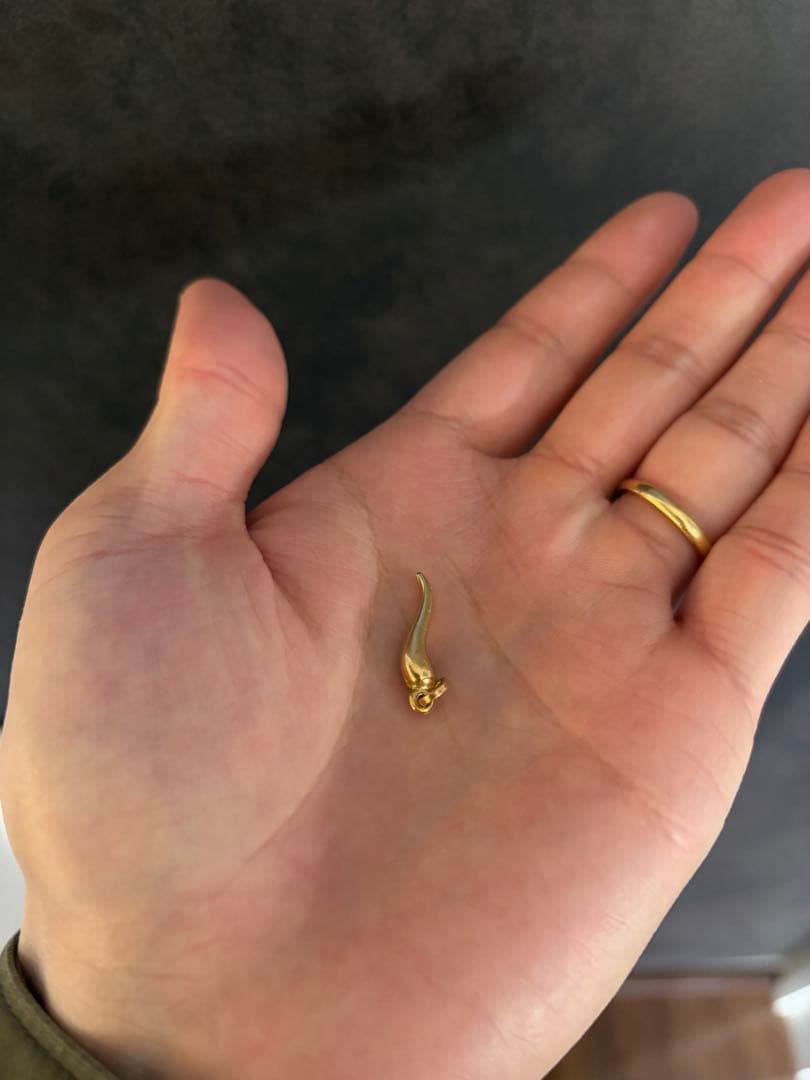 k刻印あり 素材不明 ペンダントトップ　1g
