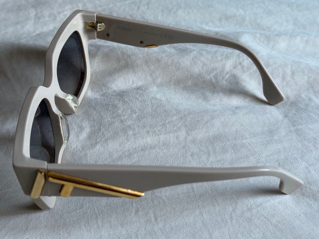 Fendi ホワイト スクエア サングラス FE40099F/25B