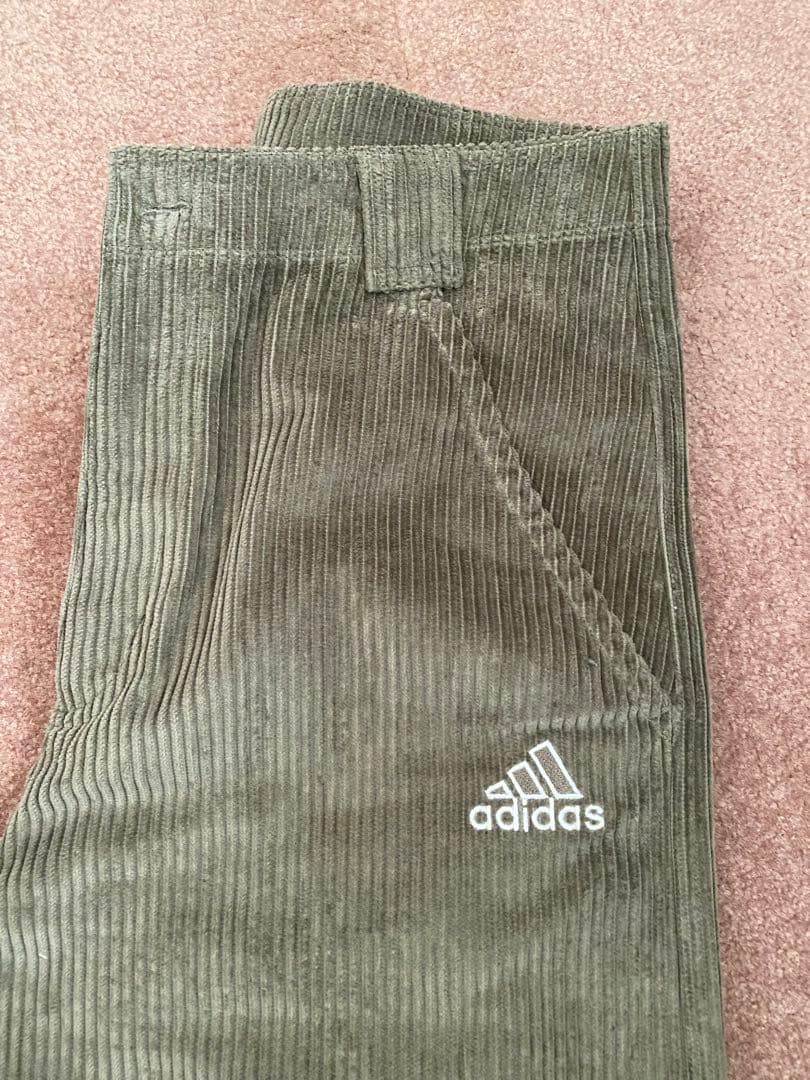 adidas オリジナルス コーデュロイ ワイドパンツ オリーブグリーン