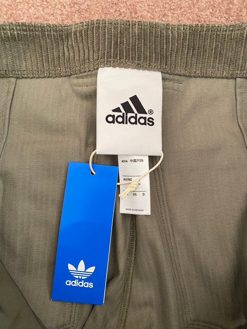adidas オリジナルス コーデュロイ ワイドパンツ オリーブグリーン
