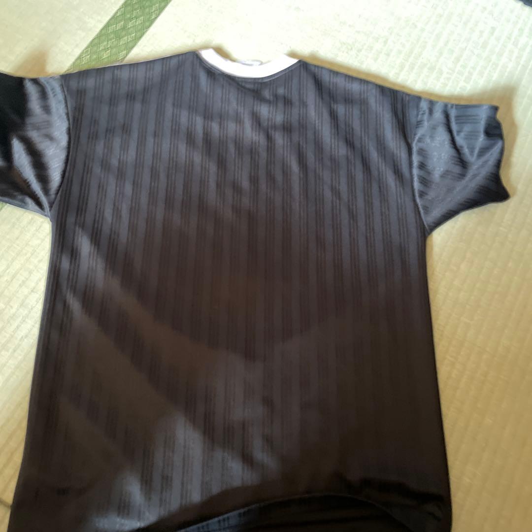 adidas ダークグレー ストライプ Tシャツ