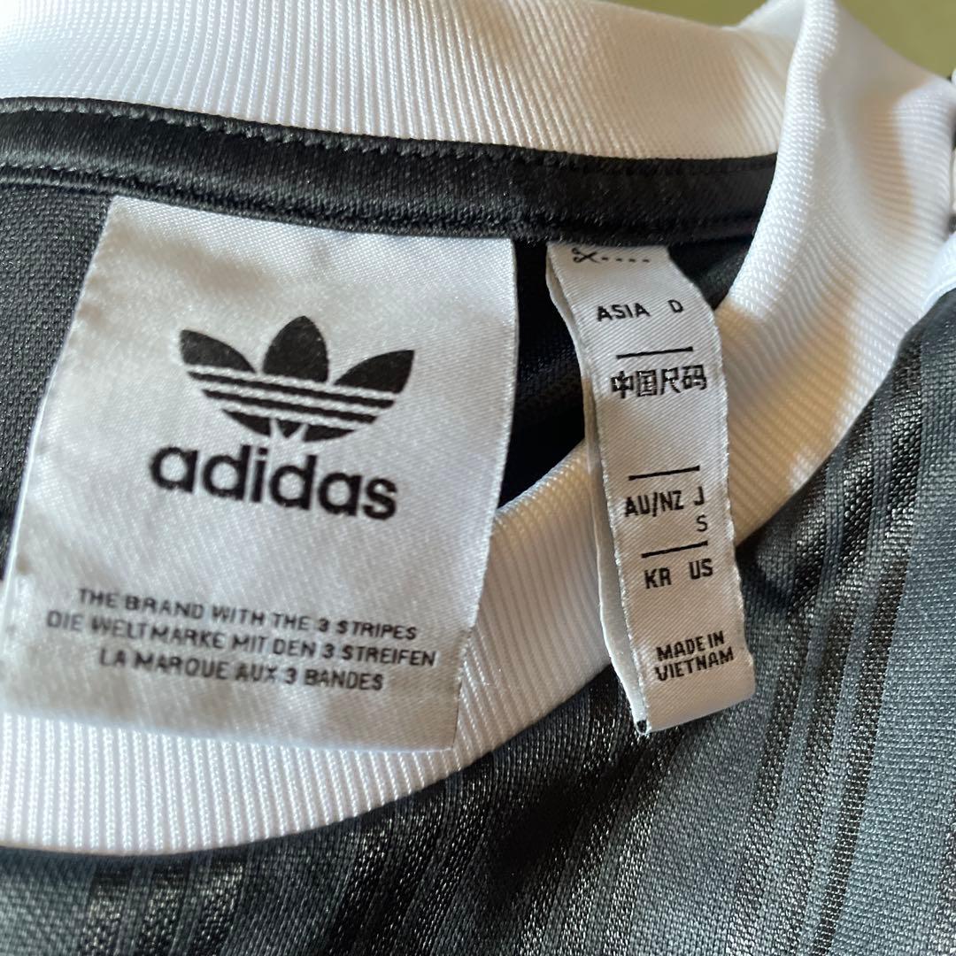 adidas ダークグレー ストライプ Tシャツ