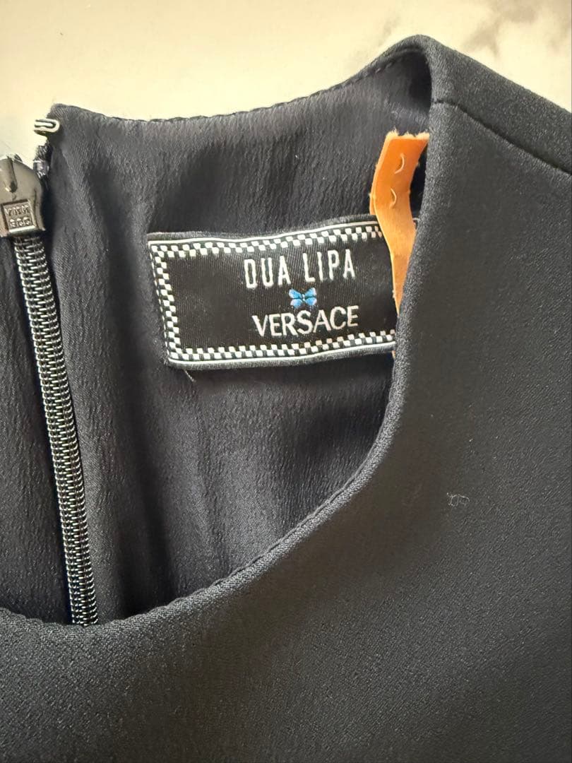 Dua Lipa x Versace ノースリーブワンピース