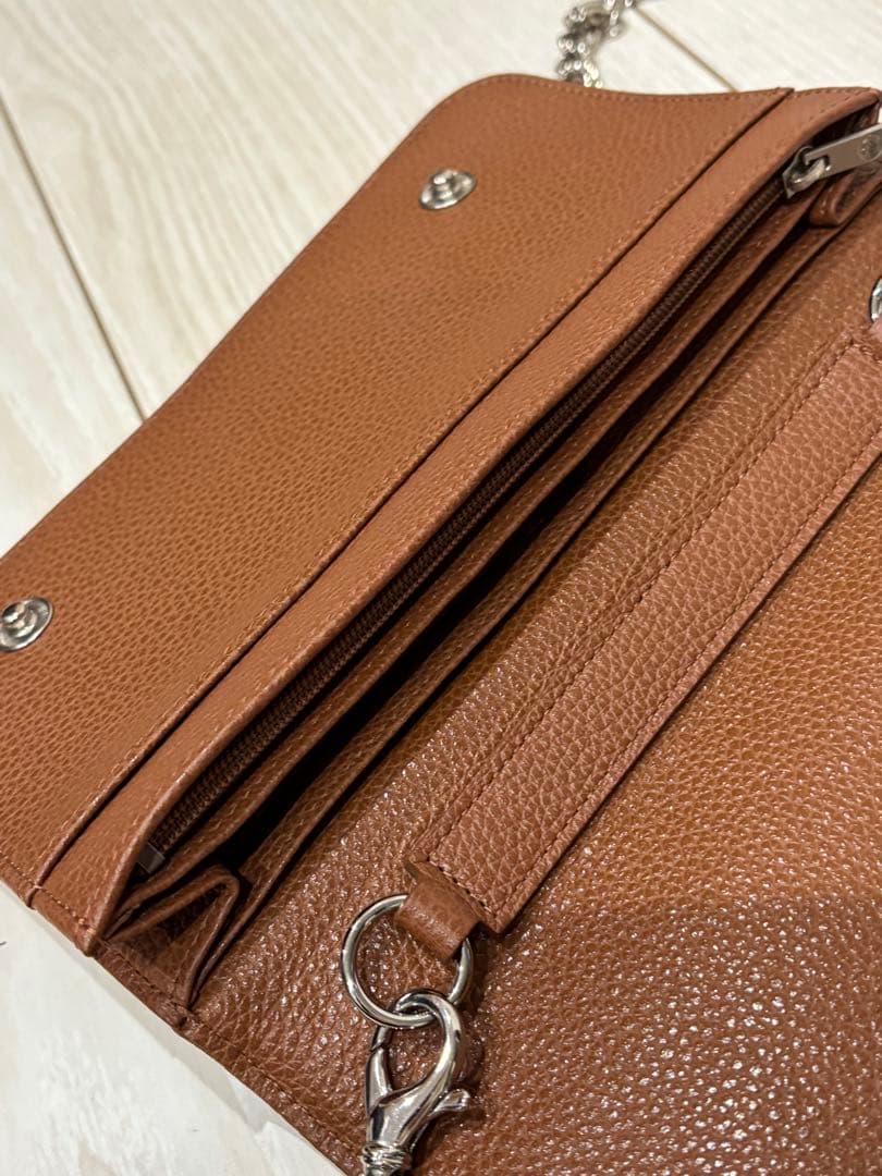 contains 　ロンシャン 超美品 茶レザーのチェーンウォレット