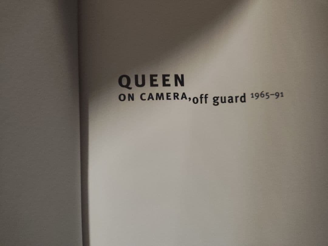 洋書 QUEEN ON CAMERA, off guard