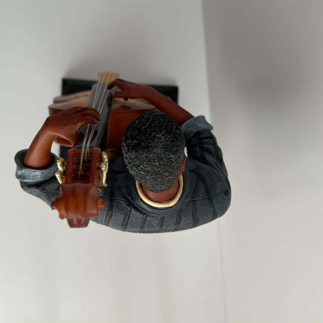 黒人ジャズベーシストの像　約31cm 置物