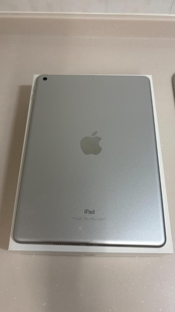 iPad 第6世代 シルバー Wi-Fiモデル 32GB