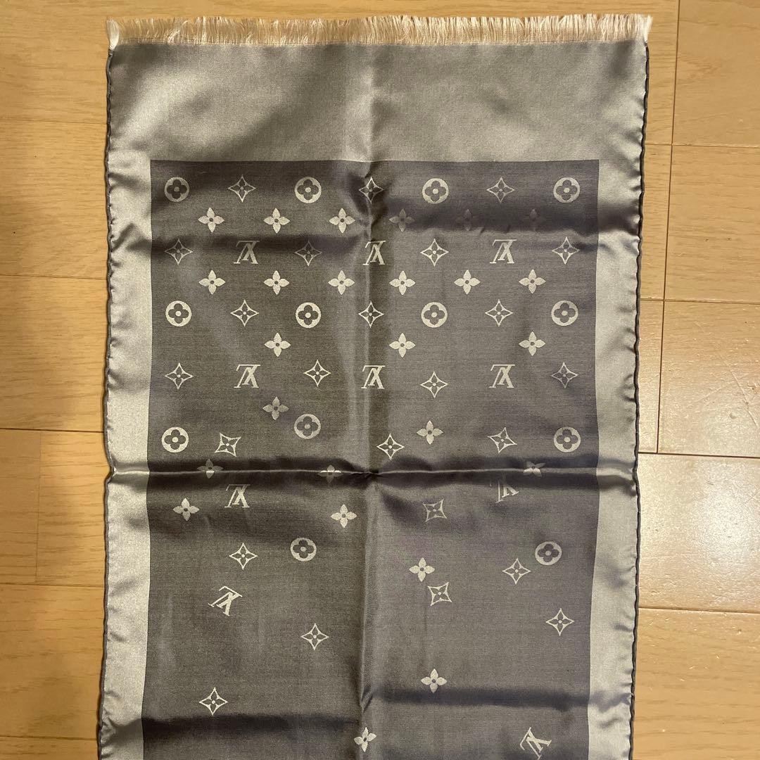 LOUIS VUITTON エシャルプ カプリ シルクストール シルバーグレー